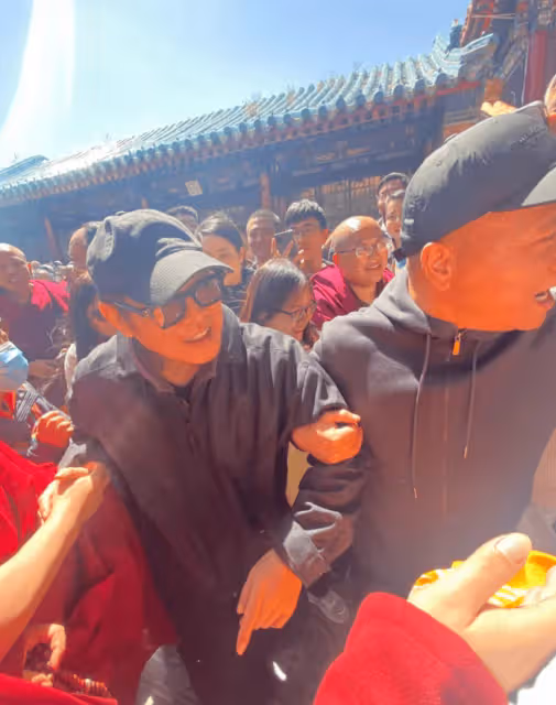 李連杰赴五台山禮佛,獲知名大師熱情接待,火供場面大遭百人圍觀