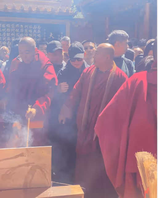 李連杰赴五台山禮佛,獲知名大師熱情接待,火供場面大遭百人圍觀