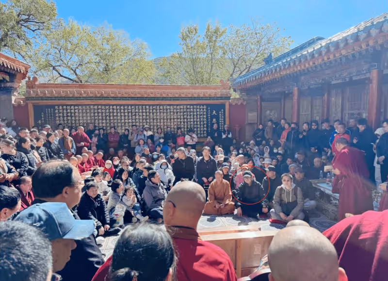李連杰赴五台山禮佛,獲知名大師熱情接待,火供場面大遭百人圍觀