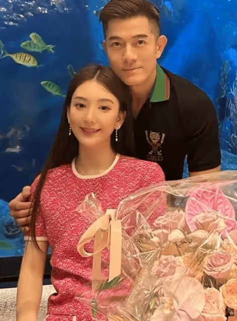 方媛曬節日禮物,萱萱手寫賀卡,6歲希希為媽媽手繪包包好暖心
