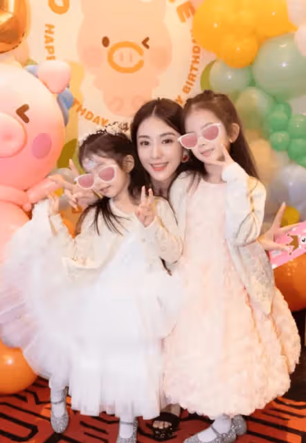 方媛曬節日禮物,萱萱手寫賀卡,6歲希希為媽媽手繪包包好暖心