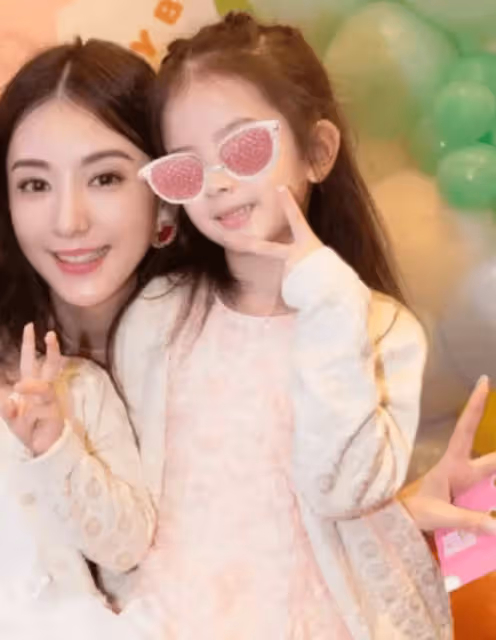 方媛曬節日禮物,萱萱手寫賀卡,6歲希希為媽媽手繪包包好暖心