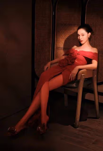 鍾楚曦紅裙寫真露出事業線!膚白貌美大長腿性感撩人