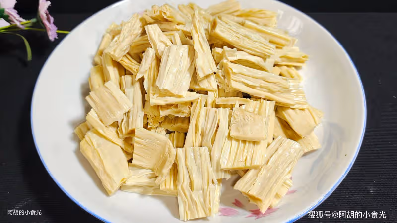 腐竹和它絕配,一碗全是高蛋白!換個味道燜一鍋,軟嫩透了,澆在米飯上吃最絕