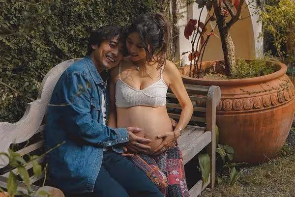 恭喜!39歲香港男星宣布愛妻誕下小公主,中文名由爺爺一手包辦