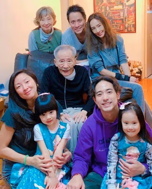 恭喜!39歲香港男星宣布愛妻誕下小公主,中文名由爺爺一手包辦