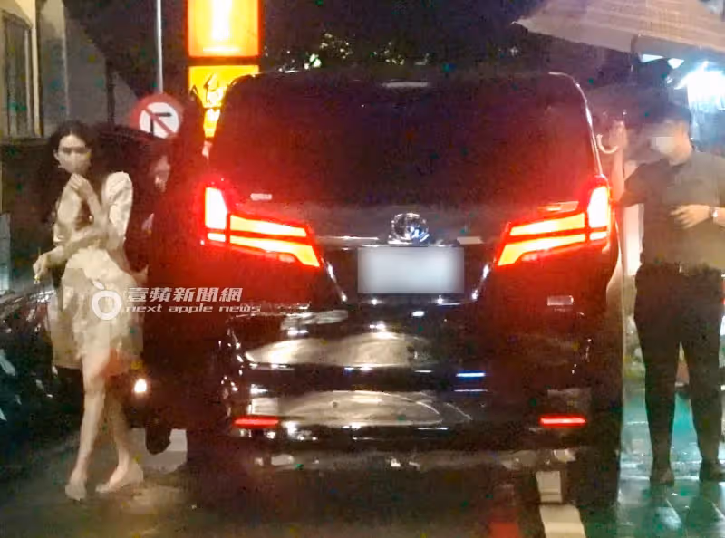 壹蘋10點強打｜林志玲10人維安！嗑和牛擁別神秘女　母親節返台陪媽享天倫（狗仔直擊）