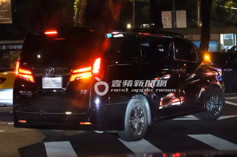 壹蘋10點強打｜林志玲10人維安！嗑和牛擁別神秘女　母親節返台陪媽享天倫（狗仔直擊）