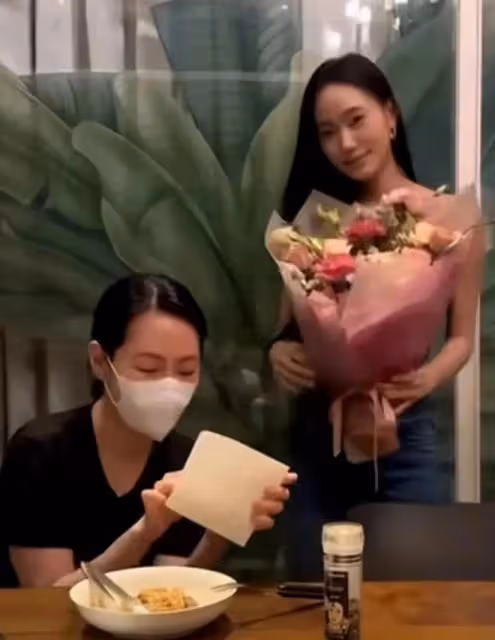 小s滿口誇讚三個女兒,開心過節,稱其不再遺憾,許雅鈞未露面