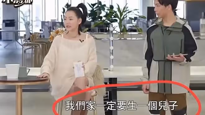 小s滿口誇讚三個女兒,開心過節,稱其不再遺憾,許雅鈞未露面