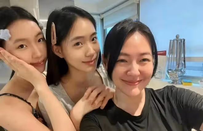 小s滿口誇讚三個女兒,開心過節,稱其不再遺憾,許雅鈞未露面