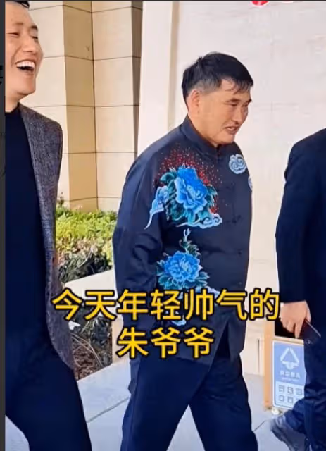 大衣哥辦喜宴!給孫子戴金手鐲,看了朱小偉的豪宅,陳萌不簡單