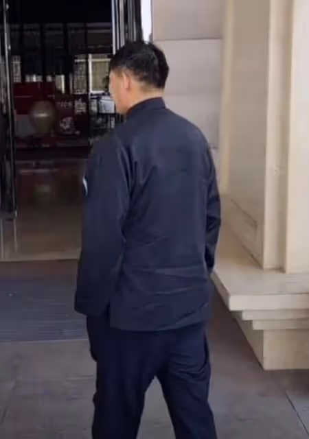 大衣哥辦喜宴!給孫子戴金手鐲,看了朱小偉的豪宅,陳萌不簡單