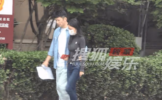 劉芮麟摟女友腰散步新戀情曝光 女友身材凹凸有致