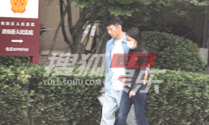 劉芮麟摟女友腰散步新戀情曝光 女友身材凹凸有致