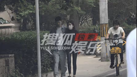 劉芮麟摟女友腰散步新戀情曝光 女友身材凹凸有致