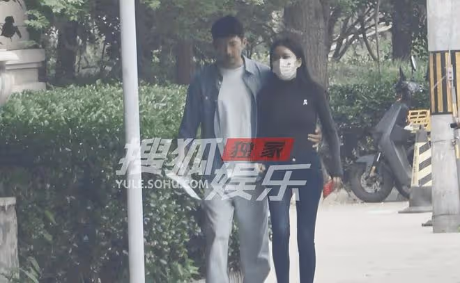 劉芮麟摟女友腰散步新戀情曝光 女友身材凹凸有致