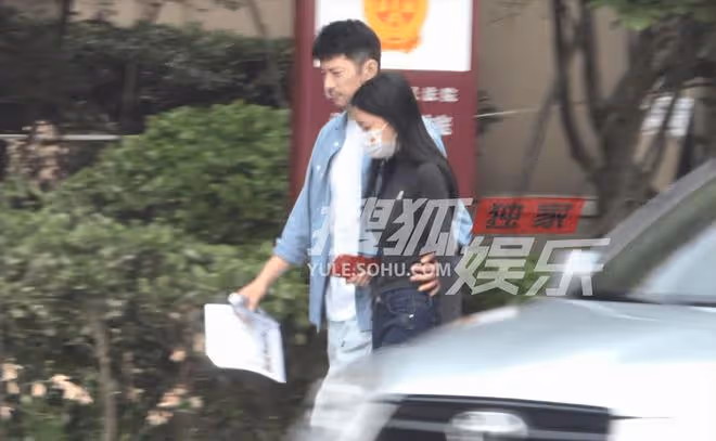 劉芮麟摟女友腰散步新戀情曝光 女友身材凹凸有致
