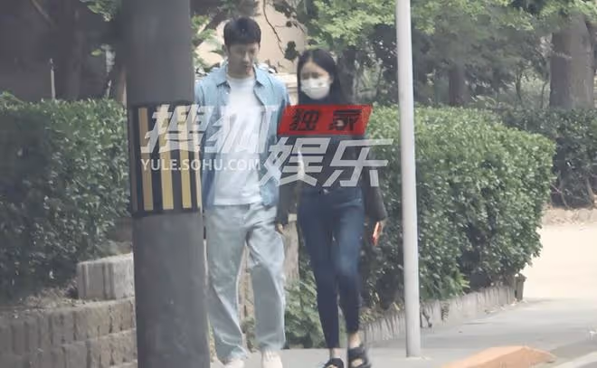 劉芮麟摟女友腰散步新戀情曝光 女友身材凹凸有致
