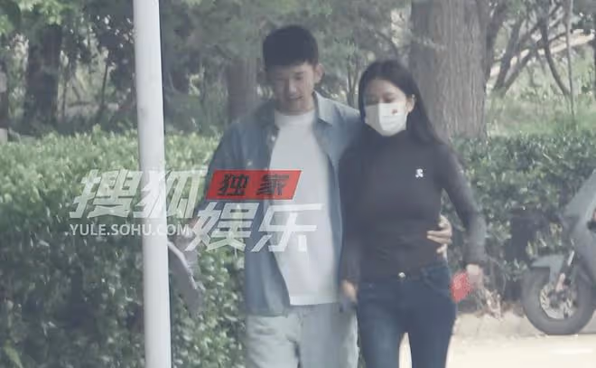 劉芮麟摟女友腰散步新戀情曝光 女友身材凹凸有致