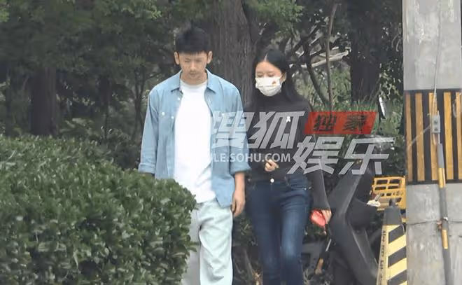 劉芮麟摟女友腰散步新戀情曝光 女友身材凹凸有致