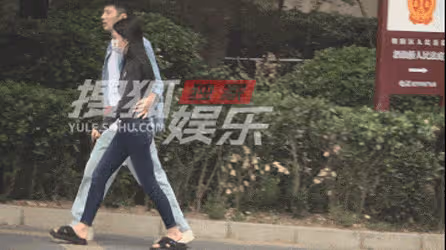 劉芮麟摟女友腰散步新戀情曝光 女友身材凹凸有致