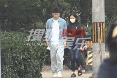 劉芮麟摟女友腰散步新戀情曝光 女友身材凹凸有致