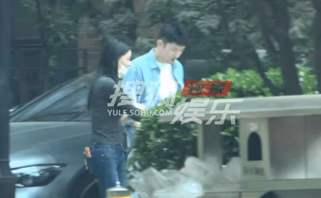 劉芮麟摟女友腰散步新戀情曝光 女友身材凹凸有致