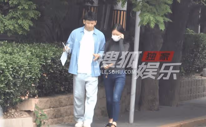 劉芮麟摟女友腰散步新戀情曝光 女友身材凹凸有致
