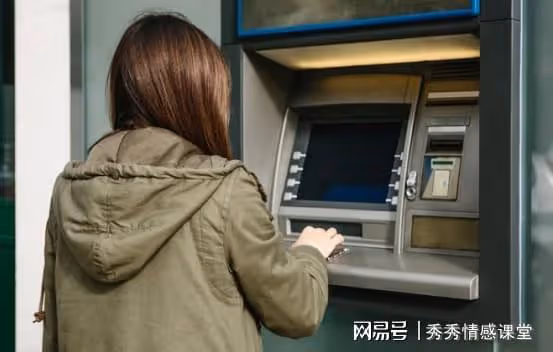 母親臨終前送兩套房給哥嫂,卻只給我8萬銀行卡,取錢時我愣住了