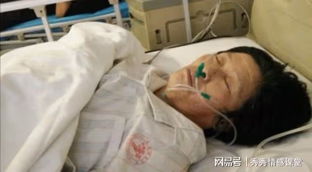 母親臨終前送兩套房給哥嫂,卻只給我8萬銀行卡,取錢時我愣住了