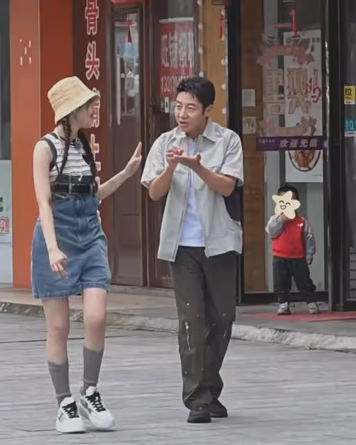 撒貝寧撫州被偶遇,穿著樸素似路人,街頭上與路人熱情招呼接地氣
