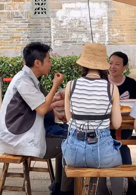 撒貝寧撫州被偶遇,穿著樸素似路人,街頭上與路人熱情招呼接地氣