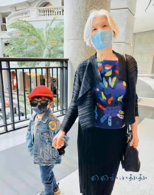 周杰倫曬葉惠美近照:用6個祝福感謝母親,稱媽媽是藝術家