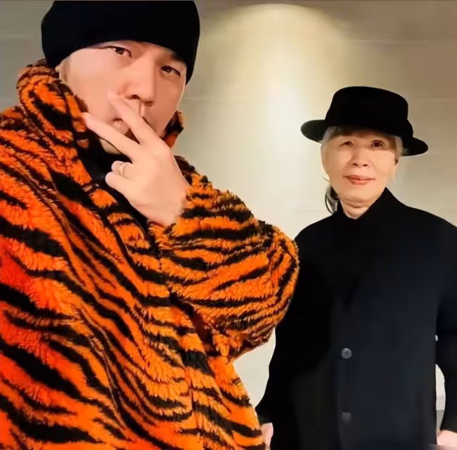 周杰倫曬葉惠美近照:用6個祝福感謝母親,稱媽媽是藝術家