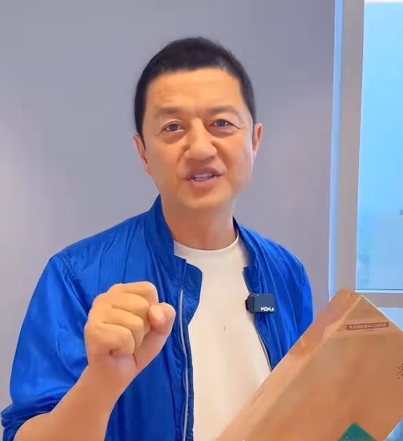 李亞鵬現身品茶,絕口不提社保的事,爆料人再添猛料揭發他