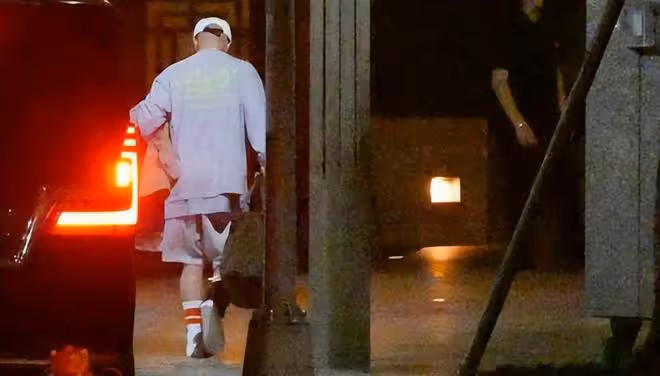 和大S鬧矛盾了?具俊曄深夜垂頭喪氣獨自回家,背影略顯孤獨落寞