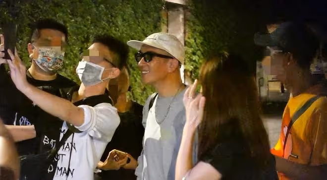 和大S鬧矛盾了?具俊曄深夜垂頭喪氣獨自回家,背影略顯孤獨落寞