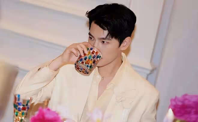 楊洋被安排參加vip晚宴,富姐們可喜歡他了,難怪他不用靠演技!