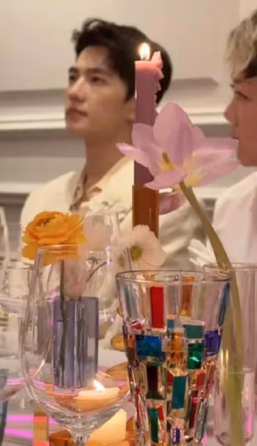 楊洋被安排參加vip晚宴,富姐們可喜歡他了,難怪他不用靠演技!
