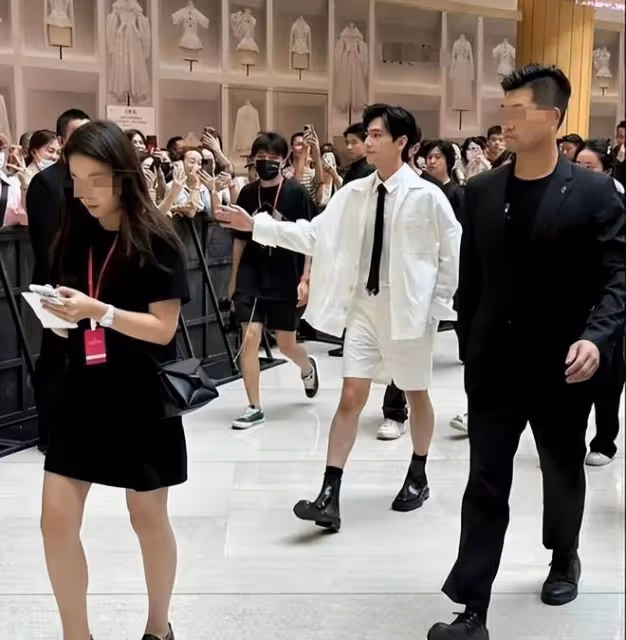 楊洋被安排參加vip晚宴,富姐們可喜歡他了,難怪他不用靠演技!