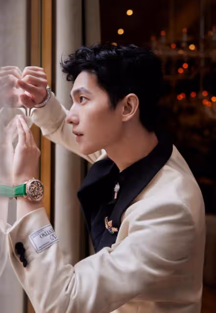 楊洋被安排參加vip晚宴,富姐們可喜歡他了,難怪他不用靠演技!