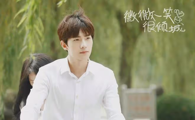 楊洋被安排參加vip晚宴,富姐們可喜歡他了,難怪他不用靠演技!