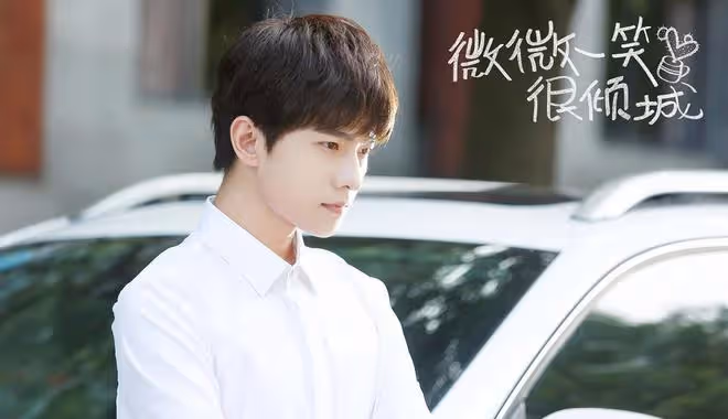 楊洋被安排參加vip晚宴,富姐們可喜歡他了,難怪他不用靠演技!