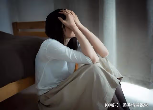 結婚紀念日,老婆當著眾人面給老公耳光,老公一句話讓所有人傻眼