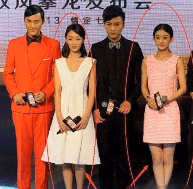 趙麗穎88斤,周冬雨90斤,兩人同框站一起,差距都在腿上了!