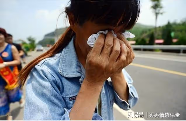 婆婆不帶娃，老公說不幫是本分，婆婆住院卻喊我伺候：沒這情分