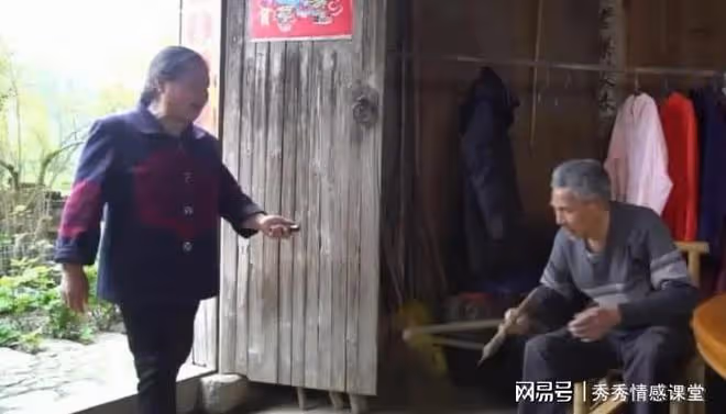 姥爺動不動打罵姥姥,三舅媽嫁來後對姥爺說:再動手我用鐵杴拍你