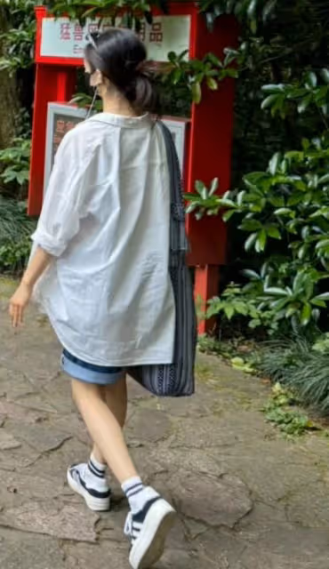 孫莉帶兒女出遊，多多氣質佳弟弟超帥氣，10歲多妹身高超媽媽肩膀
