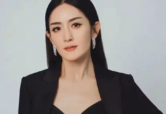 42歲的謝娜，終於為自己的「裝瘋賣傻」付出了代價